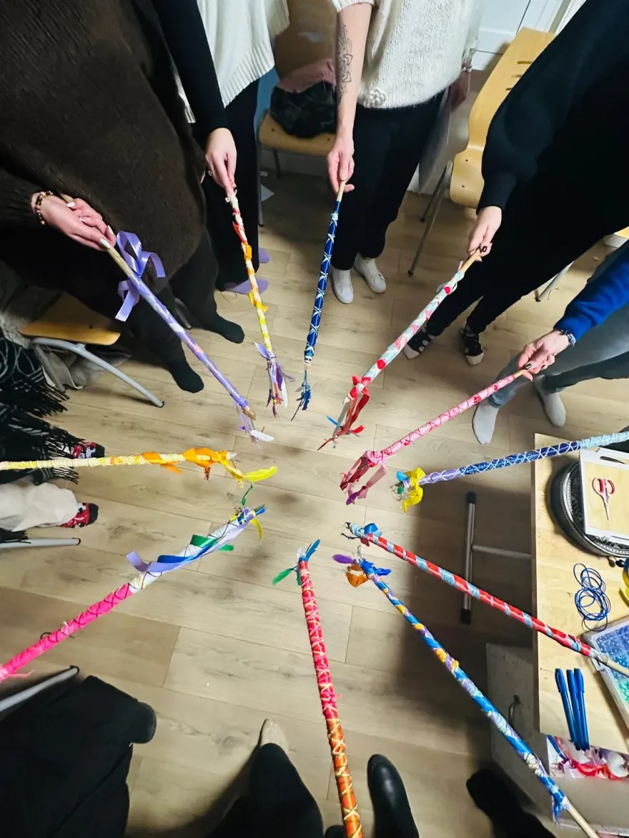 Flèches de prière colorées, confectionnées et tenues en cercle par les participantes de l'atelier chamanique