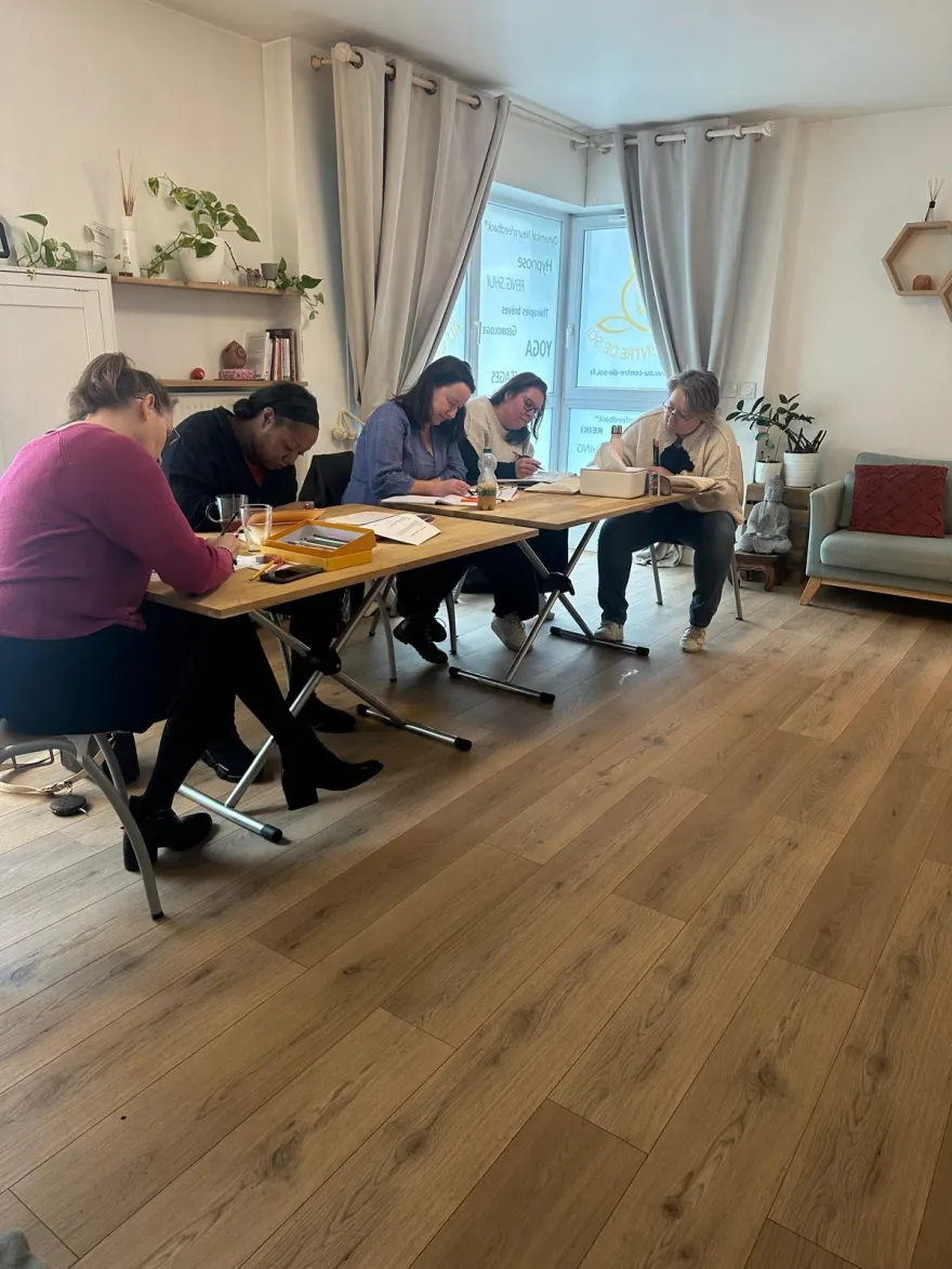Session de formation au cabinet : les élèves travaillent autour des tables