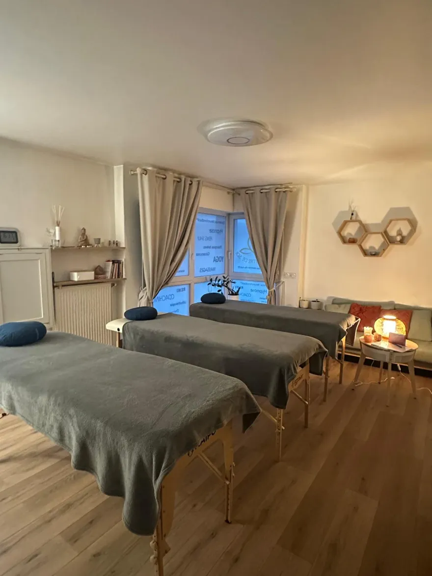 La salle de soins du cabinet, tables installées pour la pratique du Reiki